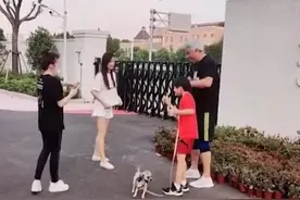 张庭强迫儿子拍摄视频引发热议，网友：那么小就沦为赚钱工具了图片