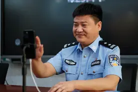 被导演评为最像黑社会老大的警察“反诈老陈”：一个普通民警的网红出圈之路图片