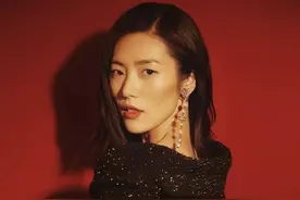 疯了，她的平胸才是顶级性感图片