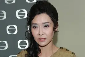 叶玉卿化烟熏妆“更显老”，但身材实在吸睛，奔六了还有立体身材图片