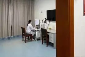 三年级女儿不和女生玩，还站着上厕所！爸爸慌了…原来患了这种病图片