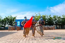 中国第16批赴苏丹维和工兵分队隆重举行元旦升旗仪式图片