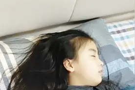 睡觉，头发该扎还是该放呢？总算明白了！视频封面
