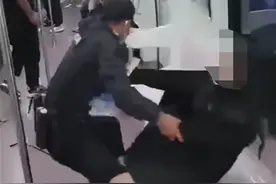 西安地铁刷屏，女乘客衣服快被扒光！连句道歉都没有吗图片