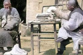 晚清老照片：老农到处拾粪，孔子后代与洋人喝酒，宝剑比人还要高图片