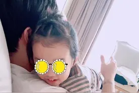 陈赫晒女儿写毛笔字秀才华不忘自夸，安安认真写字乖巧可爱图片