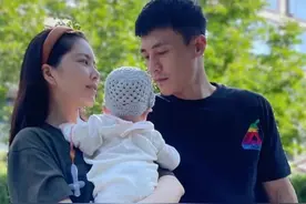 杜淳晒一家三口温馨合照，王灿抱着女儿上演“望夫眼”，超幸福图片