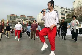 山西临汾七旬大妈 鬼步舞跳得真好 一不小心成了网络红人图片