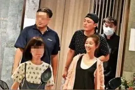 林心如显孕味？饭后多次做干呕状，带女儿避暑也身穿宽松衣裙图片
