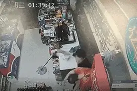 店员6瓶啤酒将劫匪撂倒，警方通报：正当防卫图片