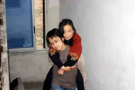 那个背着母亲上大学的男孩，10年后成了选美大赛时尚女郎图片