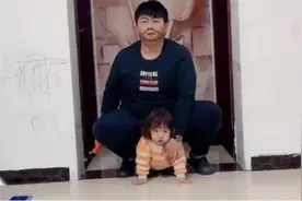 女儿与爸爸“角色互换”，被“嚯嚯”生无可恋：混得最差的小棉袄图片