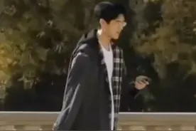 23岁刘昊然手拿保温杯开工，穿着松垮步态悠哉，网友：刘大爷？图片