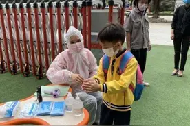 4岁女儿幼儿园回来后，不尿尿还用手抓裤子，脱下裤子妈妈气炸了图片