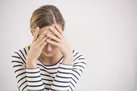 生活不易，当心抑郁——患上抑郁症可能会出现的10个前兆症状图片