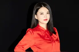 44岁李湘同框40岁张柏芝，俩人都穿红裙，腰部看出丰满与骨感区别图片