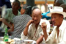 河南8旬大爷酗酒50年，一喝醉就闹事，愁坏老伴和子女，听他咋说图片