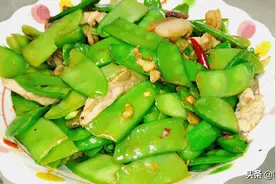 吃货追踪：荷兰豆和肉片这样炒，甜脆好吃又下饭的家常菜美食图片