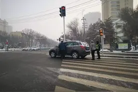 车子没油抛锚 暖心民警推车图片