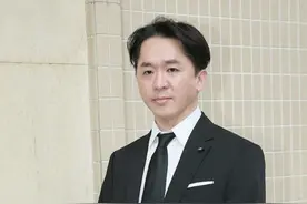 53岁邓兆尊持四亿资产养三女友过朴实生活，暑热天仍坚持公交代步图片