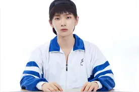 R1SE全员校服造型，满满的青春感图片