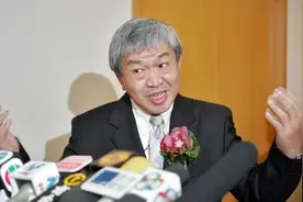 他是李嘉诚的左膀右臂，靠一笔买卖赚千亿，人称最强「打工皇帝」图片