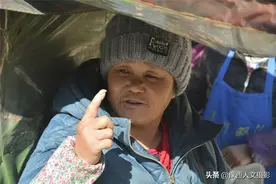 江西大妈做山里“卖货郎”，为省钱中午不吃饭，接儿子电话就害怕图片