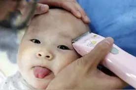 奶奶把刚满月孙女的眉毛剃光，2个月后宝妈气哭，网友：迷信害人图片