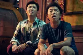 搞笑GIF段子：妹子这是咋的，话筒拿反了图片