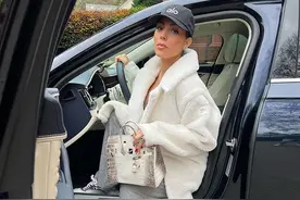 C罗未婚妻怀着双胞胎还秀身材！穿露腰装好美，爱马仕铂金包吸睛图片