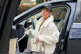 C罗未婚妻怀着双胞胎还秀身材！穿露腰装好美，爱马仕铂金包吸睛图片