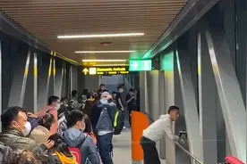 限制旅客入境！大量中国航班被多国取消，400多名旅客滞留海外视频封面