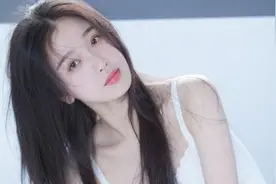 虞书欣一改作精，安静下来的她真美！清新风格的她，你见过吗？图片