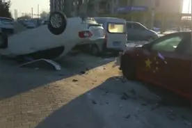 凌晨突发！哈尔滨一轿车冲过绿化带，连撞七车后翻车图片