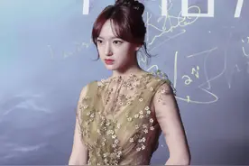 程潇穿衣真吃亏，正面看明明很瘦，侧面看却肩宽背厚，丰满惹的祸图片