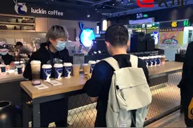 实探瑞幸门店:订单潮涌挤兑式消费 店员称"你懂的"图片