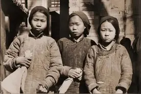 清末老照片，骑驴的贵妇，年幼的小妾，老宫女荡着秋千气定神闲图片