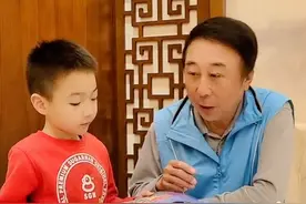 63岁冯巩给孙子抓一把花生，却被其嫌弃手脏，闫学晶疑扮奶奶发声图片
