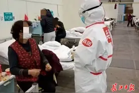 老伴去世她不吃不喝不交流，心理医生多番谈话打开患者心门图片