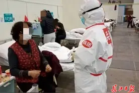 老伴去世她不吃不喝不交流，心理医生多番谈话打开患者心门图片