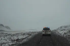 高原上的老民警，调岗前蹲在地上抱头痛哭……图片
