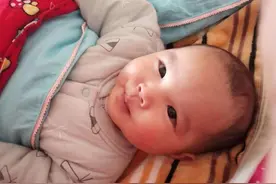 孩子睡觉总惊醒，还会双手投降，究竟为什么？图片