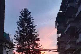 壮观！广东潮汕多地出现绚烂红霞，分析：是台风米克拉在南海活动图片