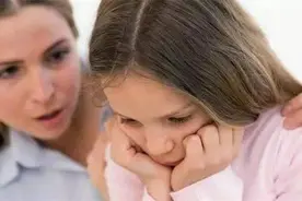 苦苦哀求两个小时，孩子却不愿去上学，家长愁得快哭了图片