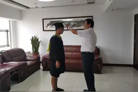 德州学院：校长办公室里的拨穗礼图片