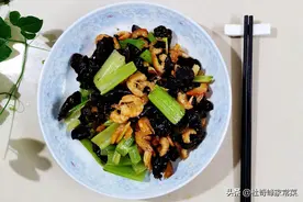 家常菜之木耳西芹炒虾仁，甘香酥脆，吃过后做梦都流口水图片