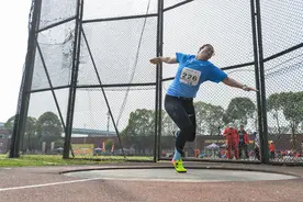 中国女子铁饼只有一人惊险晋级，山东姑娘冯彬曾被寄予厚望，出局后流泪不甘图片