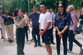 林丹谢杏芳一家出门被偶遇，两口子貌合神离，谢杏芳瘦成纸片人图片