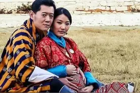 王后王妃们也不容易！怀二胎也要穿高跟鞋，还得管理好表情图片