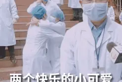 可爱！医院院长正接受采访 身后两名护士"熊抱"抢镜图片